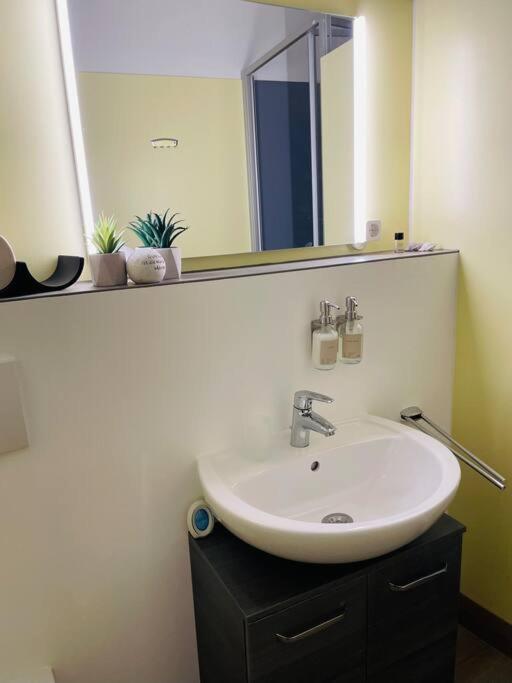 Fewo 20 - Appartement Im Rottalblick - Youngmodern Wohnen Mit Bademantelgang Zur Therme, Tv, Balkon Und Persoenlichem Gaesteempfang Von Astarte Estate Bad Griesbach  Exterior photo