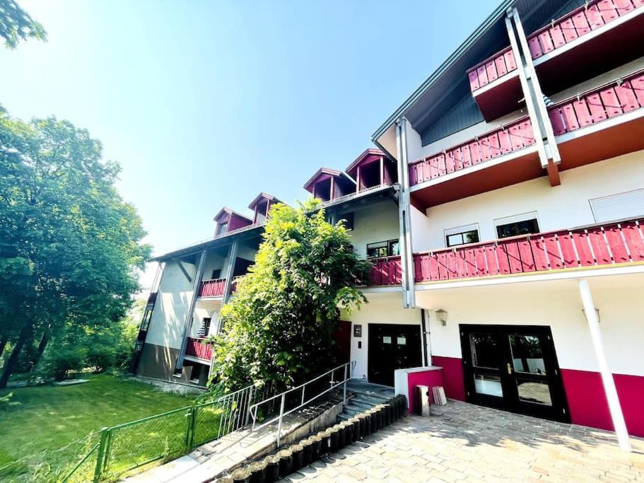 Fewo 20 - Appartement Im Rottalblick - Youngmodern Wohnen Mit Bademantelgang Zur Therme, Tv, Balkon Und Persoenlichem Gaesteempfang Von Astarte Estate Bad Griesbach  Exterior photo